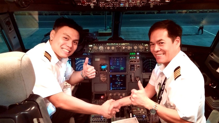 Capt. Bensie Tan (left) and Capt. Danilo Maralit inside the cockpit of an Airbus A320