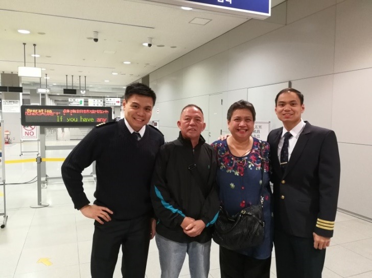 Capt. Bensie Tan (left) poses with his beaming parents and his younger brother Capt. Renz