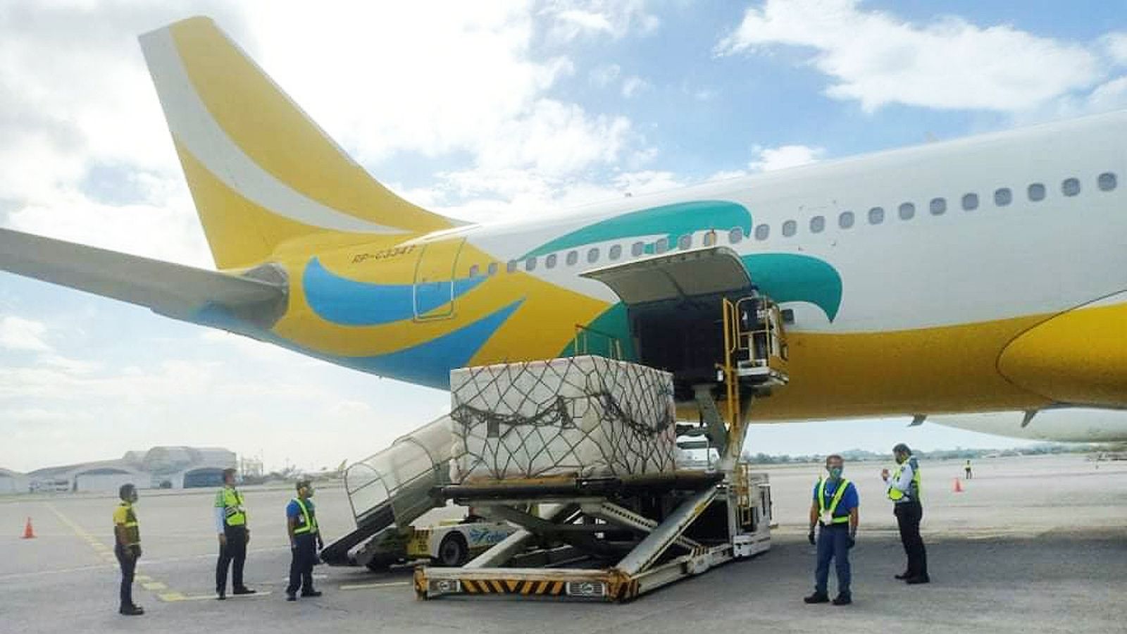 Cebu Pacific Airlifts Vaccines 2