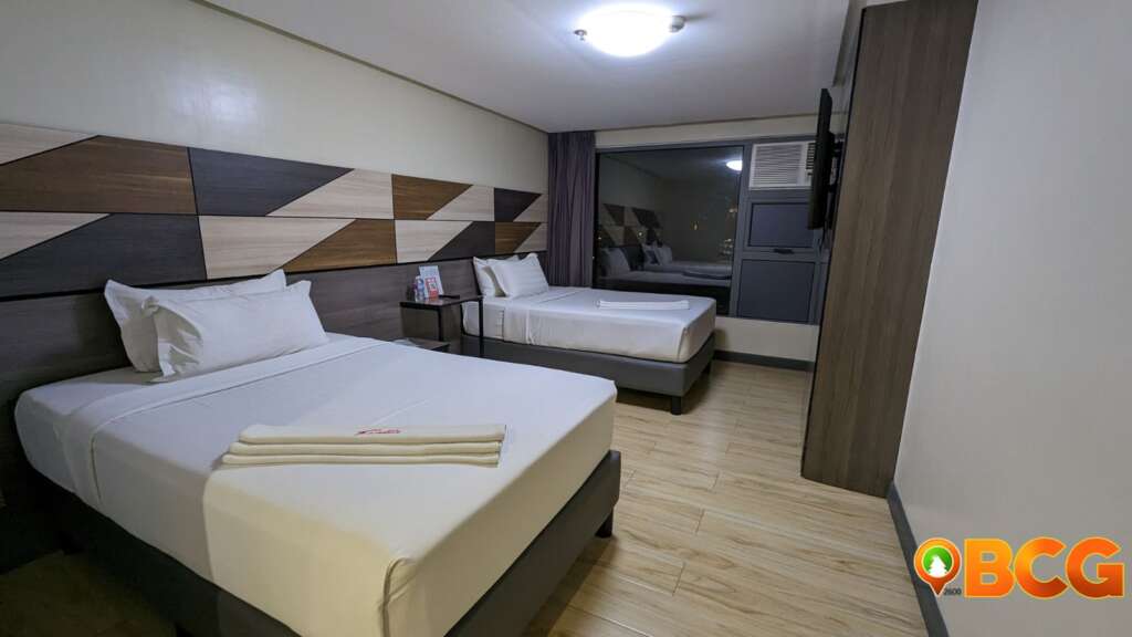 The twin beds at Travelite Hotel